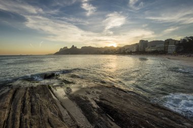 Arpoador Beach günbatımı sırasında göster 