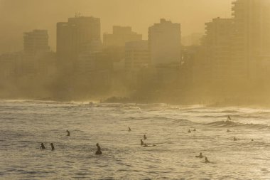 Arpoador Beach günbatımı sırasında göster 