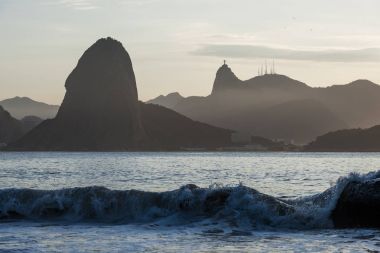 Gün batımından sonra Rio de Janeiro Baro Plajı'nda kürek çekmeye kayık