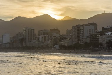 Arpoador Beach günbatımı sırasında göster 