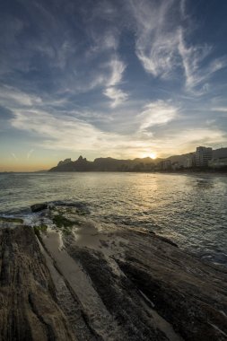 Arpoador Beach günbatımı sırasında göster 