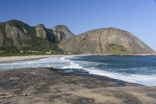 Пляж Itacoatiara в регионе oceanic — стоковое фото