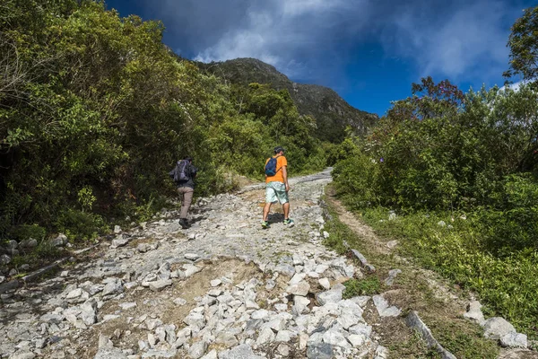 Subindo a estrada que leva ao topo do Pico da Caled��nia no Parq