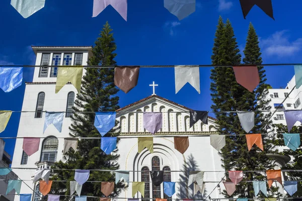 Decoratie van bandeirinhas voor de feestdag van de moederkerk — Stockfoto