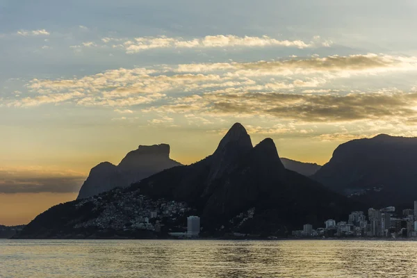 Puesta de sol en la playa de Ipanema — Foto de Stock