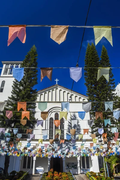 Decoração de bandeirinhas para a festa da Igreja Matriz — Fotografia de Stock