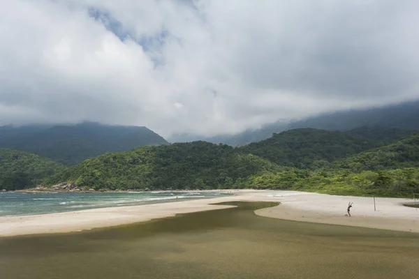 Mujer practicando yoga en la playa — Foto de Stock