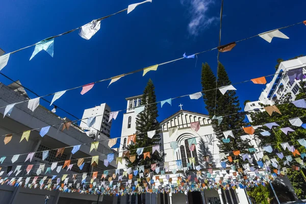 Ozdoba z bandeirinhas na święto Matki Kościoła — Zdjęcie stockowe
