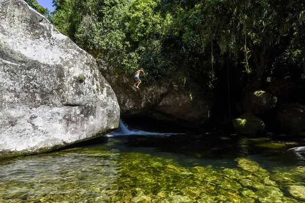 Cliff hoppning i grön Pool — Stockfoto