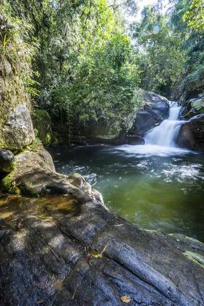 Водопад Антас в тропических лесах Атлантики — стоковое фото