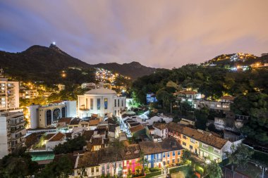 Brezilya 'nın Rio de Janeiro şehrinden Cristo Redentor ve Morro do Corcovado' ya bakın.