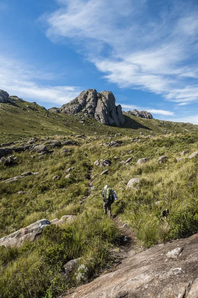 Caminhando pelas montanhas do Parque Nacional de Itatiaia — Fotografia de Stock