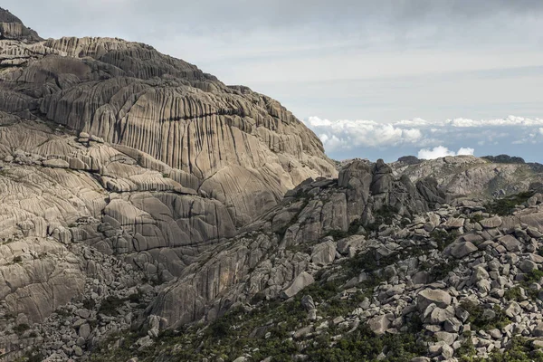 Senderismo por las montañas del Parque Nacional Itatiaia — Foto de Stock