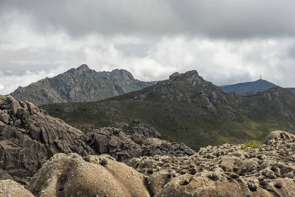Senderismo por las montañas del Parque Nacional Itatiaia — Foto de Stock