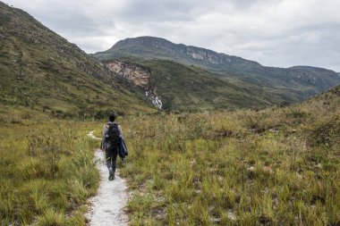 Kadınını Cachoeira doğru hiking