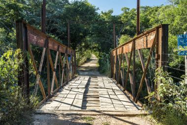 Serra Morena şelale yakınındaki metal Köprüsü