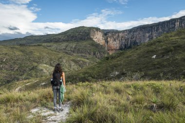 Park Estadual Serr 'de Cachoeira do Tabuleiro yakınlarında yürüyüş yapan bir kadın.