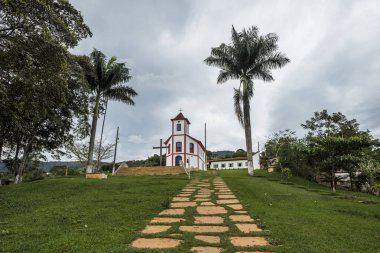 Küçük kilise haç ve Tabuleiro köy ile
