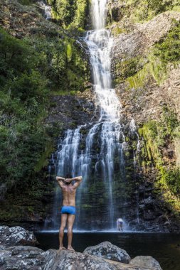 Cachoeira da Farofa 'daki genç adam Park Nacional da Serra do 