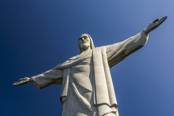 Статуя Кристо-Редентора на вершине Морро-ду-Корковадо
