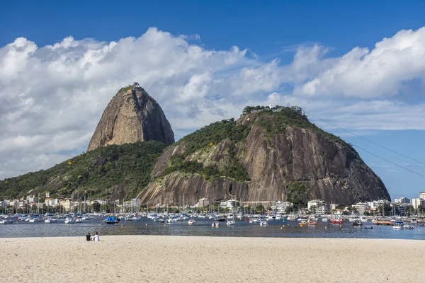 Pão de Açúcar Montanha vista da Praia do Botafogo — Fotografia de Stock