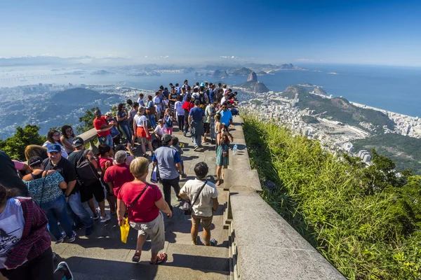 Rio De Janeiro, Brezilya, Ekim 2017: Cristo Redentor heykel Morro üstüne zevk turist Corcovado, Rio de Janeiro, Brezilya mı