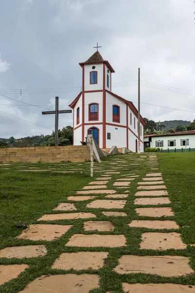 Pequena igreja com cruz na Vila do Tabuleiro — Fotografia de Stock