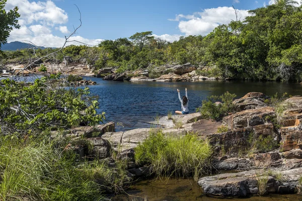 Genç kadın rahatlatıcı su tarafından 