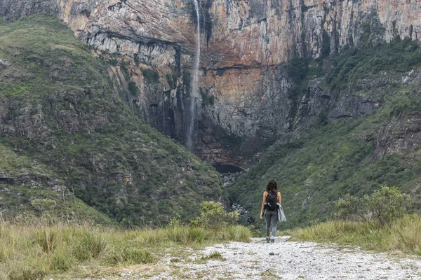 パークのCachoeira do Tabuleiro近くの女性ハイキング｜Estadual Serr — ストック写真