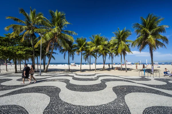 Typické pláže chůze v Copacabana Beach — Stock fotografie