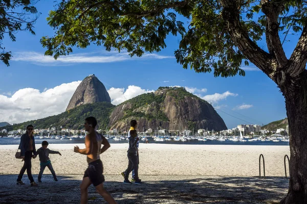 Montaña Pan de Azúcar vista desde la playa de Botafogo en Río de Janeiro , — Foto de Stock
