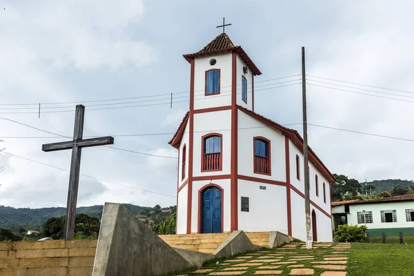 Tabuleiro 마을에 십자가와 작은 교회 — 스톡 사진