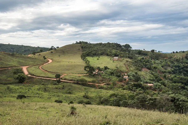 Paisagem típica de fazendas no campo — Fotografia de Stock