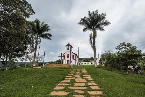 Küçük kilise haç ve Tabuleiro köy ile
