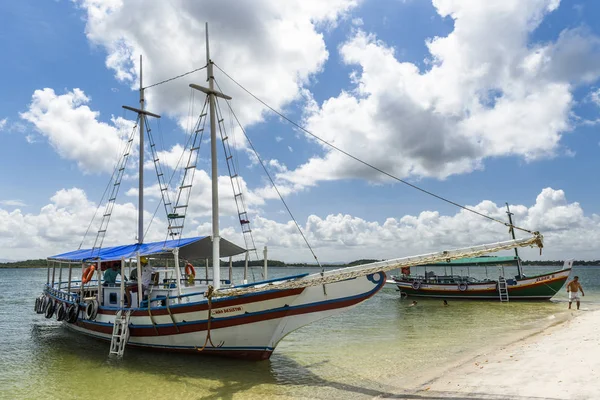 Paseo en barco dentro del Baa de Camamu — Foto de Stock