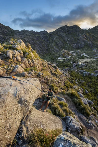 Pôr do sol rapel perto de Reboucas Shelter nas montanhas — Fotografia de Stock