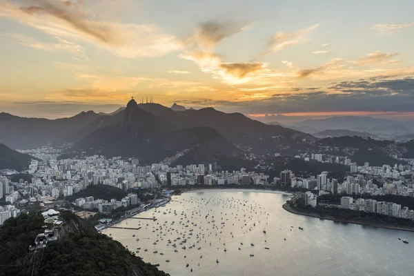 Pôr do sol pela montanha do Pão de Açúcar — Fotografia de Stock