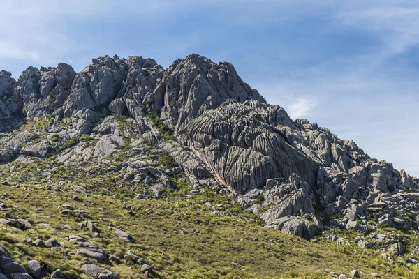 Вид з вівтарем рок в Itatiaia національного парку — стокове фото