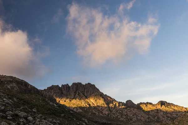 Vista durante o pôr do sol nas montanhas — Fotografia de Stock