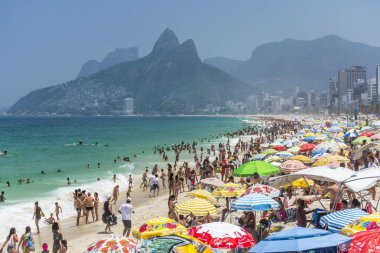 Ipanema Plajı güneşli bir kalabalık