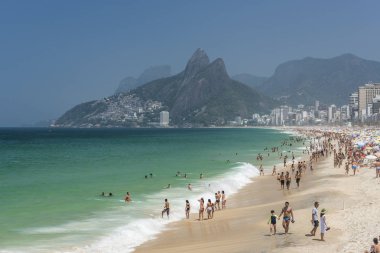 Ipanema Plajı güneşli bir kalabalık