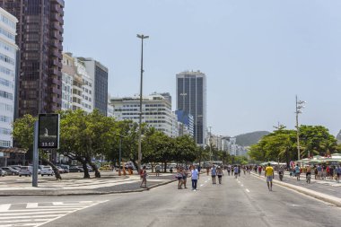 Spor yapıyor ve Atlantica Caddesi güneşli bir günde zevk insanlar