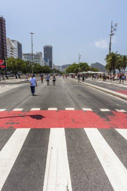 Spor yapıyor ve Atlantica Caddesi güneşli bir günde zevk insanlar