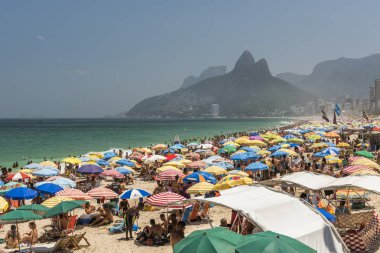 Ipanema Plajı güneşli bir kalabalık