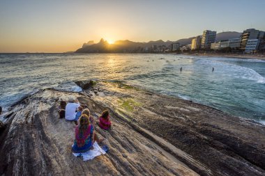Rio de Janeiro, Brezilya için Arpoador plaja görülen günbatımı