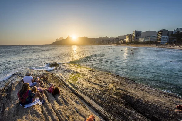 Puesta de sol vista desde la playa de Arpoador en Río de Janeiro, Brasil — Foto de Stock