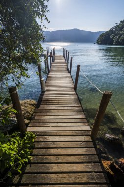 Crena Beach iskelesinden tropikal Ilha Grande