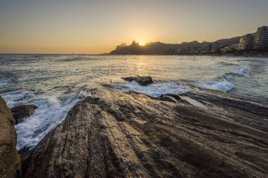 Rio de Janeiro, Brezilya için Arpoador plaja görülen günbatımı