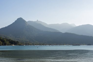 Crena plaj tropikal Ilha Grande görüntülemek