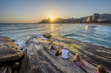 Rio de Janeiro, Brezilya için Arpoador plaja görülen günbatımı